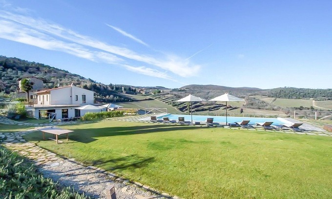 Panzano in Chianti Villa | AMORE RENTALS - Villa Il Tinaio with Private Pool, Garden, Terraces and Parking