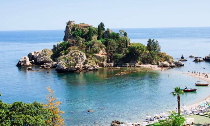 Sant'Anna Apartamento | Sant'Anna di Mascali Bivani amueblado frente al mar con terraza panorámica y plaza de aparcamiento privado.