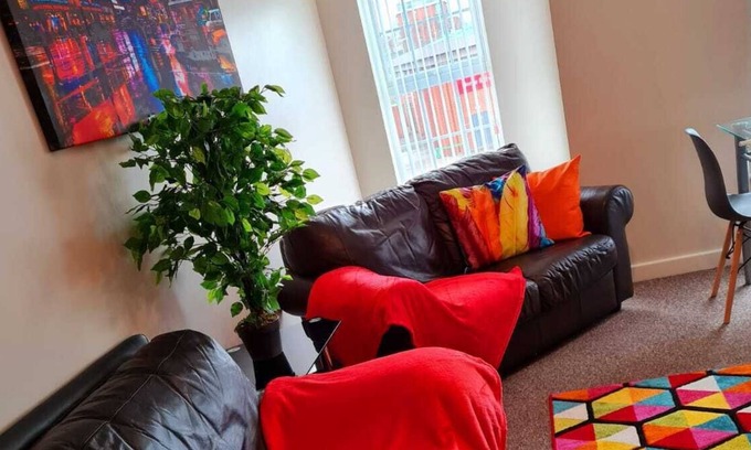 Warrington Apartamento | Ample Comforts - 2 bedroom, Cozy Apartment Sleeps 4. Central Warrington. Free Se