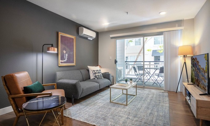 Old Mountain View Apartamento | Ample DT Mountain View 2BR w/ Pool, Gym, Parking, Patio, by Blueground