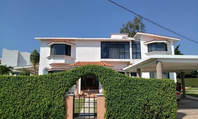Lomas de Cocoyoc Casa | Amplia casa con alberca. Ideal para vacaciones con toda la familia.