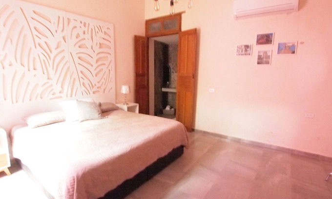 Zona Paseo Montejo Villa | Amplia Suite de 2R con cocineta, comedor, patio y mini alberca privada.