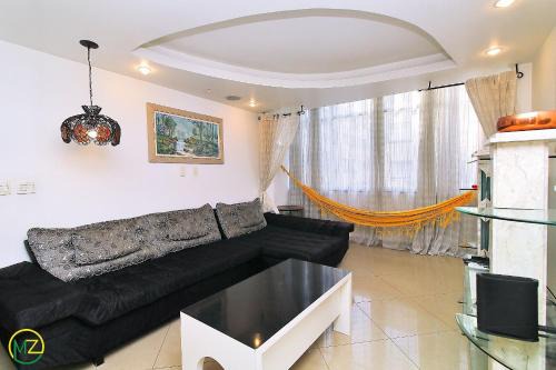 Leme Apartamento | Amplo 2 quartos na praia do Leme para 7 pessoas