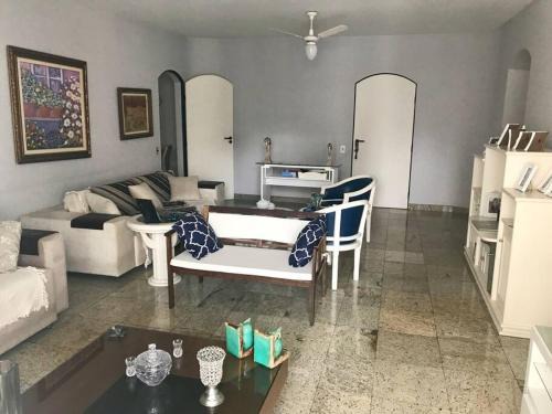 Pitangueiras Apartamento | Amplo apartamento, moderno, ventilado, impecável.