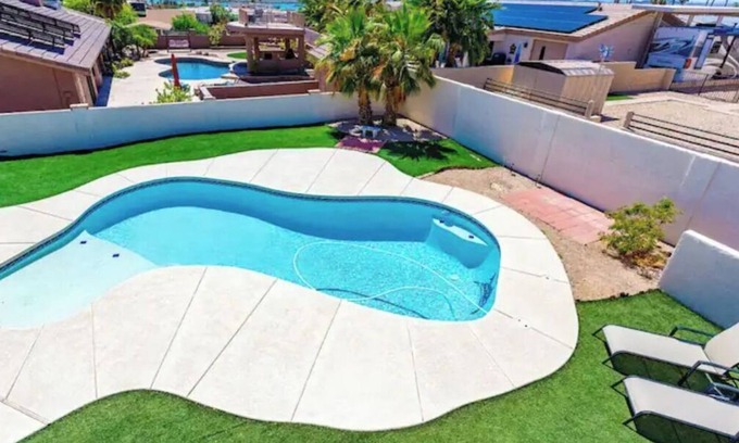 Lake Havasu City Casa | An Adventurer's Retreat ~ Book for Desert Storm! RV Garage! Hot Tub & Pool!