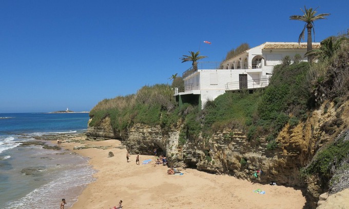 Los Canos de Meca Villa | "Capitán Lucas", una villa en un gran jardín en la primera línea de la playa