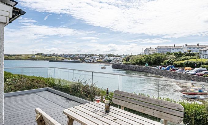 Cemaes Bay Cabaña | An apartment that sleeps 14 guests in 3 bedrooms