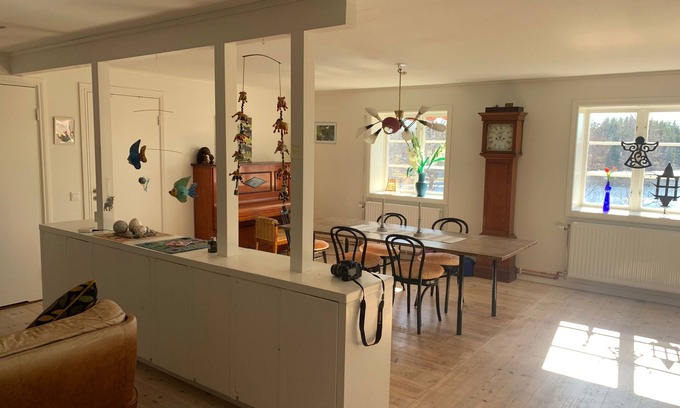 Jadraas Apartamento | An apartment with generous space for socializing with family and friends.