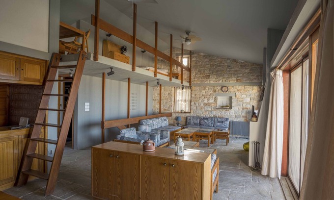 Anavyssos Villa | La casa de albañilería de un arquitecto, Anavyssos, Ática, con vista a Aghios Nikolaos se