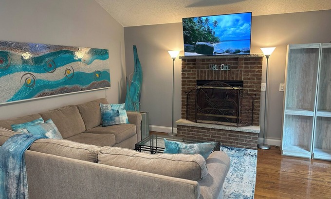 Pocono Summit Casa | An Artist Home and Gallery - 3-Bedroom Home - Newly Renovated