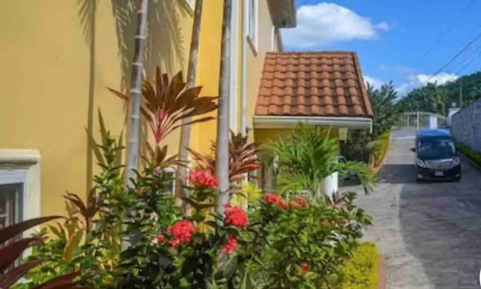 Reading Casa | An earthy, comfortable stay over looking the city. Close beaches, food, airport