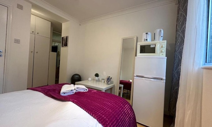 Shepherd's Bush Apartamento | An Economic hotel-like room, En-suite Sheperds Bush
