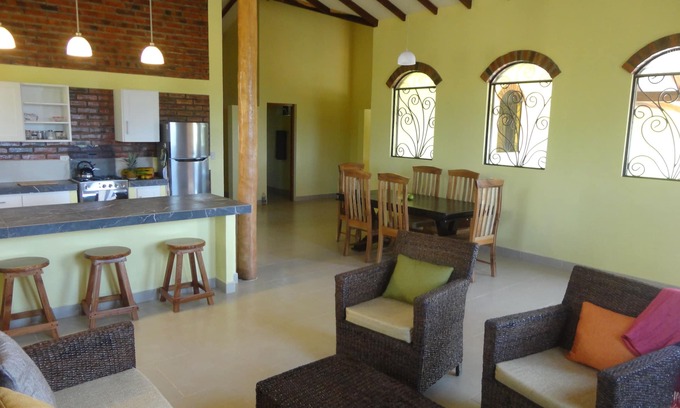 Aserradores Casa | Una nueva construcción de 3 dormitorios / 2 baño elegante casa. Navegar en el paraíso.