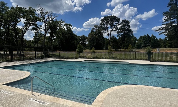 Conroe Casa | An Entire House with 5 bedrooms , 2.5 baths and 2 living room spaces