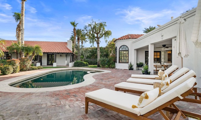 Magnesia Falls Cove Casa | An expansive estate with private pool & lighted pickle ball court