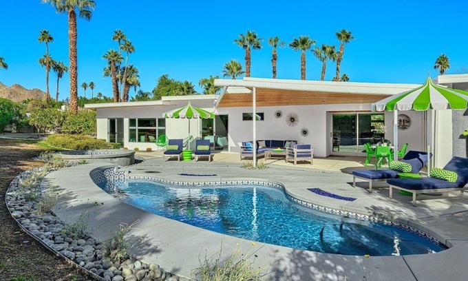 Magnesia Falls Cove Casa | An Extra Hour of Sunshine, Southern California Desert