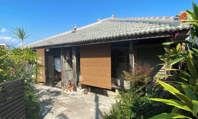 Yakena Casa | An inn where you can experience a traditional Okinawan wooden minka. Enjoy the comfort and healing space! （The owner will welcome guests at the parking lot upon check-in.