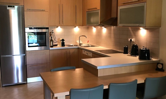 Vouliagmeni Apartamento | Un sentimiento isleño - hermoso apartamento en Vouliagmeni, costa sur de Atenas