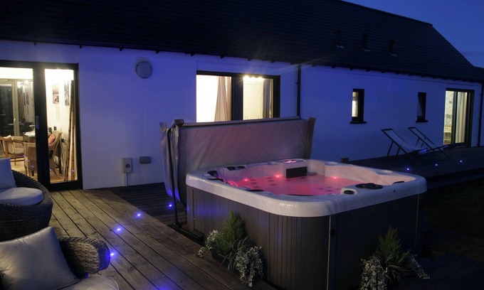Nerabus Casa | An Linnean: Cosy serene island escape with sea views / hot tub. Pet-friendly