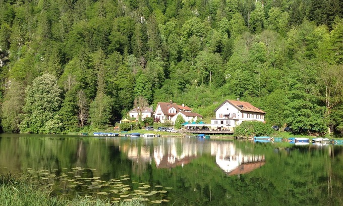 La Chaux-de-Fonds Casa | Una vieja escuela con un encanto único en el corazón del Parque Natural de Doubs.