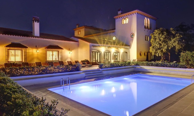 La Granada de Rio-Tinto Casa | An unforgettable vacation full of sun and relaxation awaits you in this vacation home with pool.