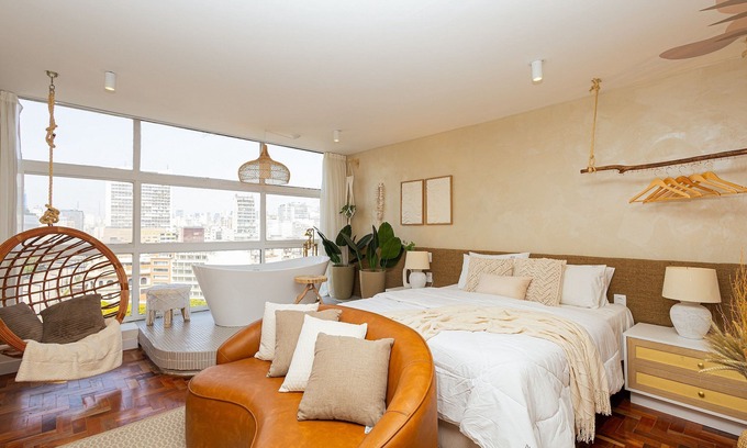 Central Zone Casa | Ancestral SampaSky: bathtub and view on the 19th