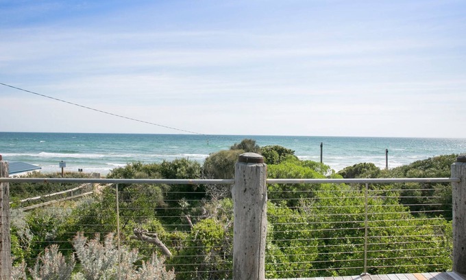 Frankston Casa | Anchor Beachfront Retreat: moderno, admite mascotas, en la playa, vistas al agua, chimenea, wifi