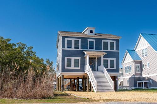 Captain's Cove Casa | Anchor's Away - Waterfront, Pet Friendly, Pools!