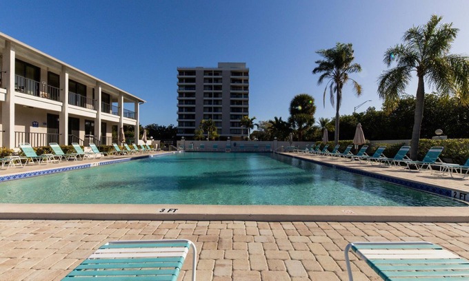 Siesta Key Condominio | Anchorage Resort 3 bedroom Luxury Condo w Balcony, Pool Table, Near Beach 0891