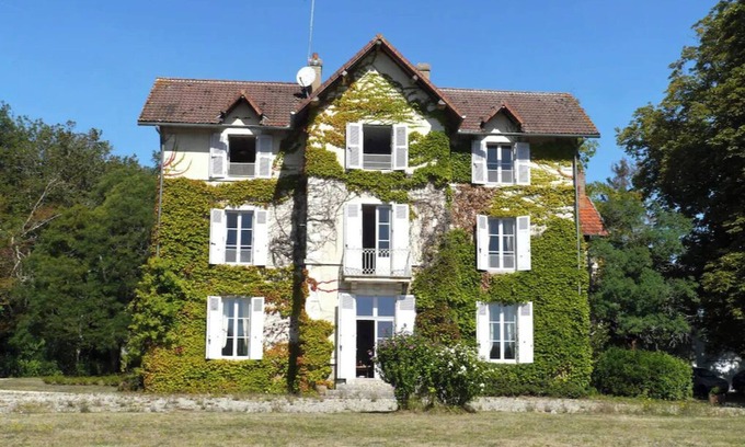 Belabre Casa | Ancien Pavillon de Chasse Situé Dans une Campagne Paisible .