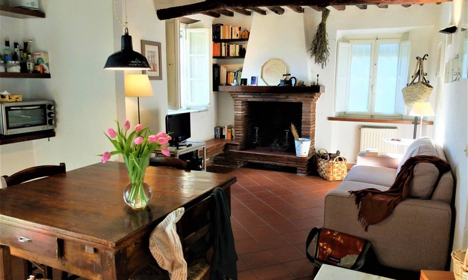 Camaiore Apartamento | Antigua casa en la colina con jardín y vistas panorámicas del mar. Wi-Fi free
