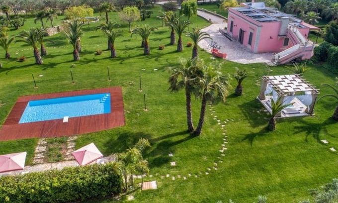Guagnano Casa | Ancient villa with swimmingpool in the middle of land of the Negroamaro wine