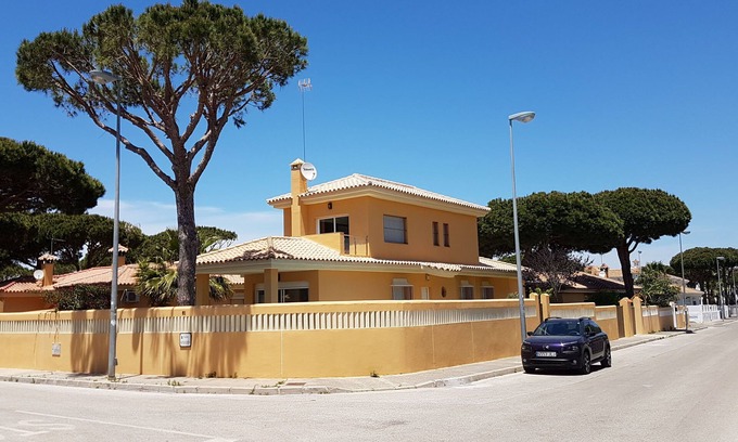 Poblado Sancti Petri Chalet De Esquí | Villa andaluza cerca de la playa (unos 200m)