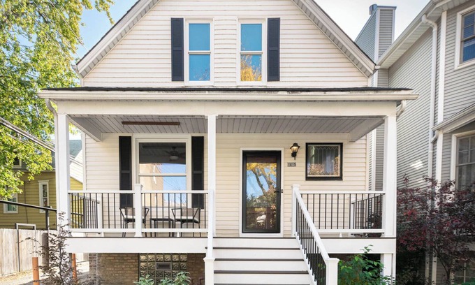 Andersonville Casa | Andersonville Charming 3 Bedroom/2 Bath House with Family Room plus Yard & Patio