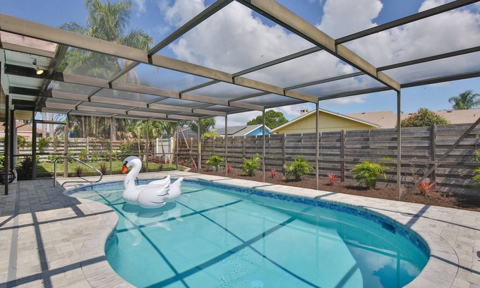 Bradenton Casa | Andy's Paradise -10 Min to AMI, Newly Renovated in 2022 & Private Heated Pool