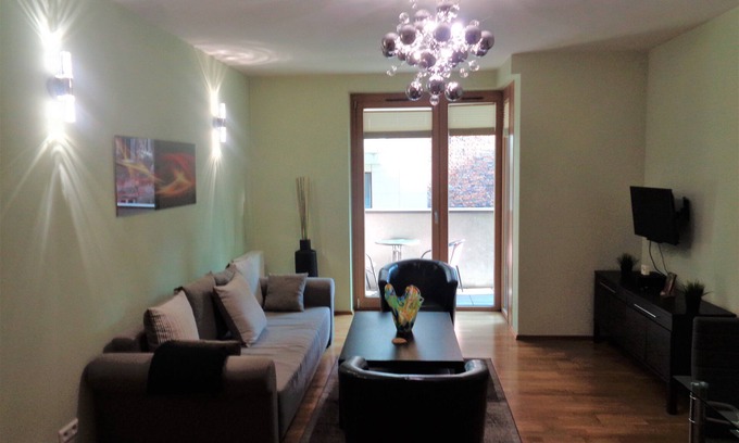 City Centre Apartamento | Ángel Plaza Apt. cerca del casco antiguo con balcón, estacionamiento espacio, aire, Conserje las 24 horas