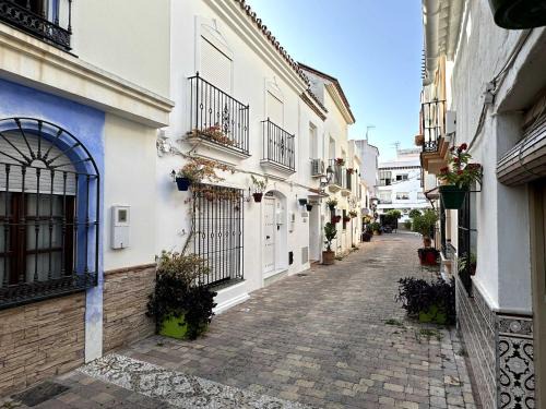 Historic Center of Estepona Chalet De Esquí | Angies nest Estepona by Lica
