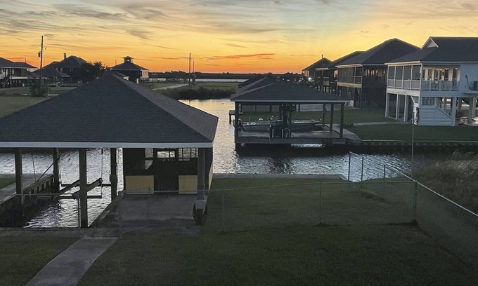 Hackberry Casa | Angler Sunrise..Luxury House on water