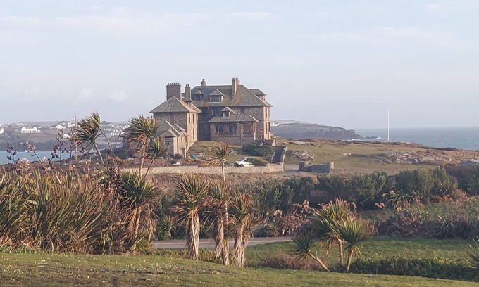 Trearddur Bay Apartamento | ANGLESEY, Treaddur Bay, King Arthur Suite 6 bed apartment ideal for family hols.