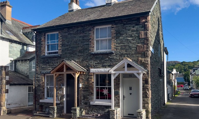 Keswick Cabaña | Anley Cottage, Keswick with wood burning stove, sunny garden and private parking.