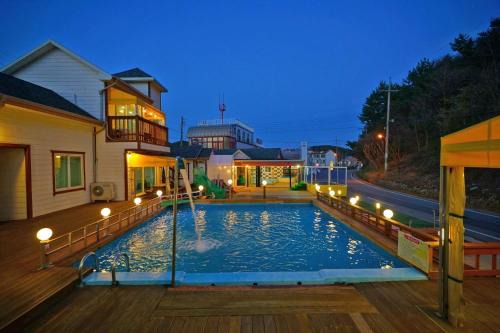 Taean Casa | anmyeondo neipkeulrobeo suyeongjangpensyeon