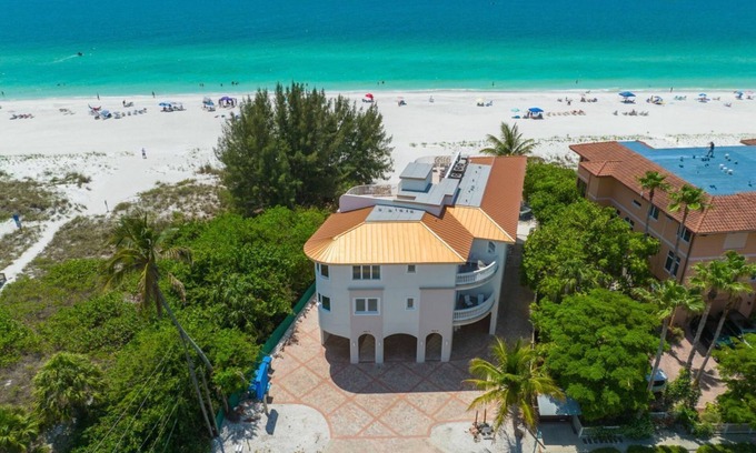 Bradenton Beach Casa | Anna Maria Grand: Gulf Front! On the Beach! Sleeps 22 by Anna Maria Life Vacation Rentals