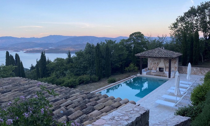 Petaleia Villa | Annalena - lujosa villa muy privada con piscina infinita en la costa NE