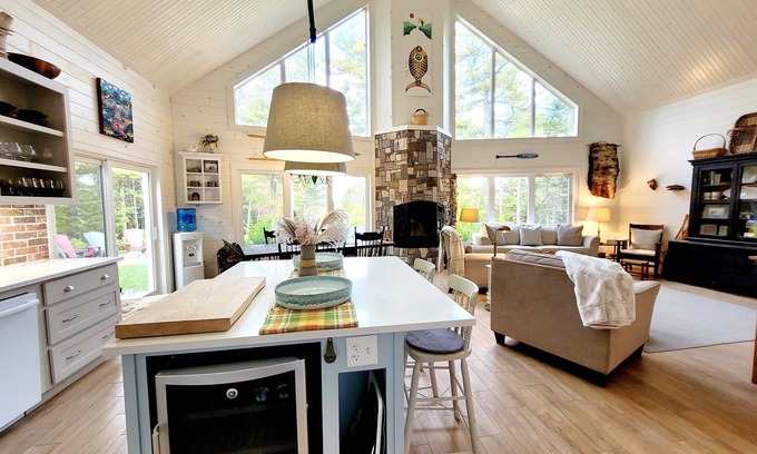 Bay of Fundy & Annapolis Valley Cabaña | Annapolis Valley Lakefront Vacation Home with Outdoor Pizza Oven