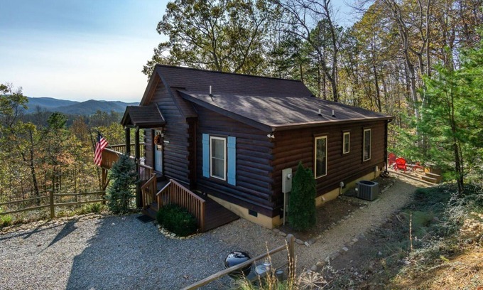 Fairview Cabina | Annie's Cabin | Pet Friendly | Mountain View | Hot Tub | Fire Pit