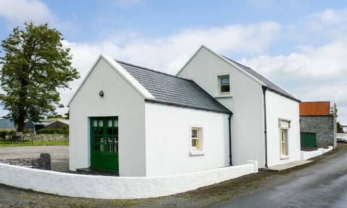 Inishmacatreer Cabaña | ANNIE'S COTTAGE, family friendly in Belcarra, County Mayo