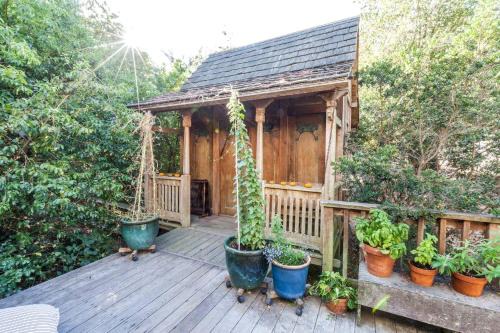 Petaluma Casa | Antique Indonesian Teakwood Cottage for a Romantic Getaway in Petaluma, California