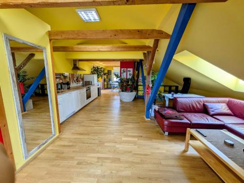 Prebuch Apartamento | Anton's bunte Welt (100 m², Parkplatz, Garten und viel mehr)