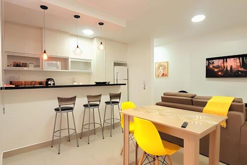 Regiao Urbana Homogenea XV Apartamento | Apê Área Central c/Churrasqueira, Varanda e Suíte