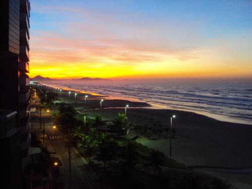 Caicara Apartamento | Apê Pé na Areia, Vista Mar com Varanda Gourmet e Wi-Fi Rápido - Caiçara Praia Grande